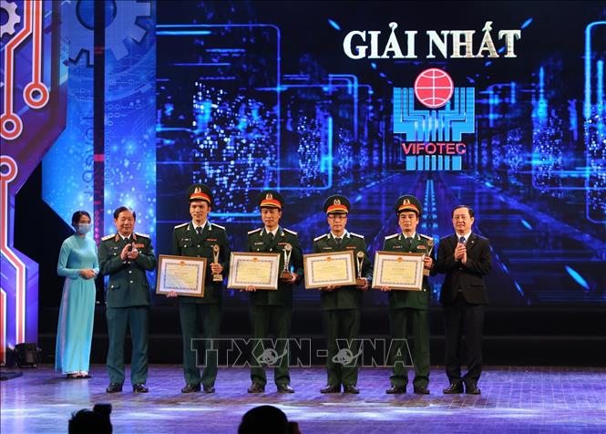Trong ảnh: Bộ trưởng Bộ Khoa học và Công nghệ Huỳnh Thành Đạt và Thứ trưởng Bộ Quốc phòng Lê Huy Vịnh trao giải Nhất cho nhóm tác giả lĩnh vực Cơ khí tự động hoá. Ảnh: Hoàng Hiếu - TTXVN 