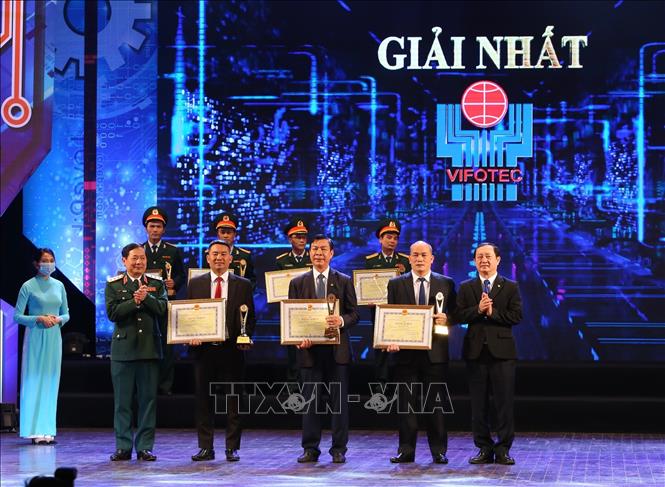 Trong ảnh: Bộ trưởng Bộ Khoa học và Công nghệ Huỳnh Thành Đạt và Thứ trưởng Bộ Quốc phòng Lê Huy Vịnh trao giải Nhất cho nhóm tác giả lĩnh vực Công nghệ Vật liệu. Ảnh: Hoàng Hiếu - TTXVN 