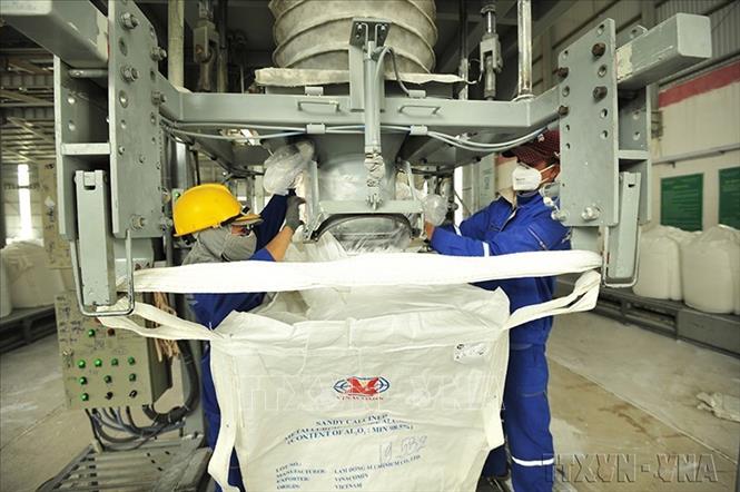 Khi gia nhập WTO năm 2006, quy mô kinh tế của đất nước còn khá khiêm tốn, Việt Nam nằm trong nhóm nước thu nhập thấp; năm 2016 khi tham gia AEC và các FTA mới, Việt Nam là một trong 32 nước có kim ngạch xuất khẩu trên 100 tỷ USD, trong đó có một số mặt hàng đứng hàng đầu thế giới, là nước thu hút FDI ổn định nhất trong ASEAN. Trong ảnh: Tổ hợp bauxite - nhôm Lâm Đồng công suất thiết kế 650.000 tấn alumin/năm hoàn thành và đi vào sản xuất từ tháng 10/2013. Ảnh: Trọng Đạt – TTXVN