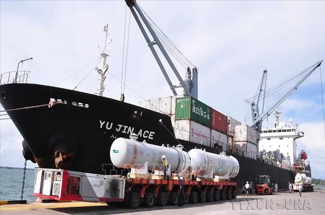 Nhờ gia nhập WTO và tham gia các FTA, thị trường xuất khẩu của Việt Nam được mở rộng và đa dạng hóa. Trong ảnh: Xuất khẩu lô hàng thiết bị trao đổi nhiệt của Công ty Công nghiệp nặng Doosan Vina (Hàn Quốc) sang Saudi Arabia, tại cảng Dung Quất, Khu kinh tế Dung Quất (Quảng Ngãi), tháng 9/2012. Ảnh: Thanh Long - TTXVN