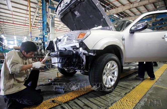 Việc ký kết và thực thi một loạt các FTA, Việt Nam đã đạt được những kết quả rất tích cực về thu hút vốn đầu tư trực tiếp nước ngoài (FDI), tạo động lực cho việc thúc đẩy tăng trưởng kinh tế. Trong ảnh: Lắp ráp xe ô tô du lịch tại nhà máy Ford Việt Nam (Hải Dương) thuộc Công ty TNHH Ford Việt Nam (liên doanh Việt - Mỹ) - một trong những doanh nghiệp Mỹ đầu tiên có mặt tại Việt Nam và làm ăn có hiệu quả. Ảnh: Trần Việt - TTXVN