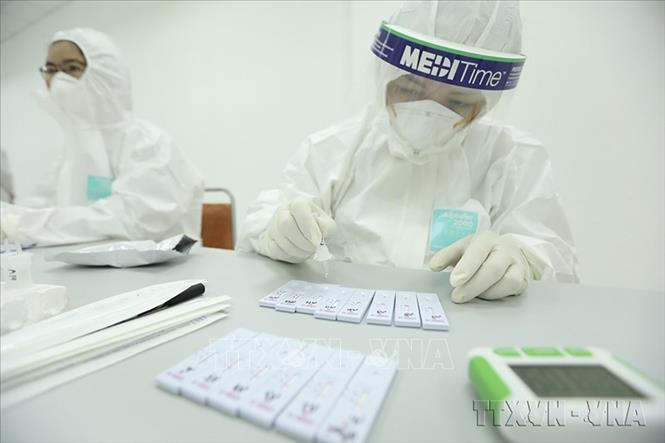 Trong 10 năm, chỉ số Năng lực cạnh tranh toàn cầu (GCI) của Việt Nam đã cải thiện được 13 bậc. Trong nhóm 29 quốc gia có thu nhập trung bình thấp năm 2020, Việt Nam tiếp tục giữ vị trí đứng đầu. Trong ảnh: Bộ kit xét nghiệm nhanh COVID-19 do Việt Nam tự nghiên cứu, chế tạo và phát triển đã xuất hiện đúng lúc và đưa vào sản xuất, sử dụng trong hai năm qua. Ảnh: Minh Quyết – TTXVN  