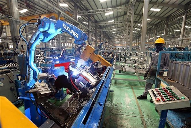 Cơ cấu kinh tế đã chuyển dịch theo hướng tích cực, tăng dần tỷ trọng công nghiệp và dịch vụ. Trong ảnh: Dây chuyền sản xuất của Công ty TNHH sản xuất ống xả ô tô THACO tại Khu kinh tế mở Chu Lai (Quảng Nam). Ảnh: Danh Lam – TTXVN