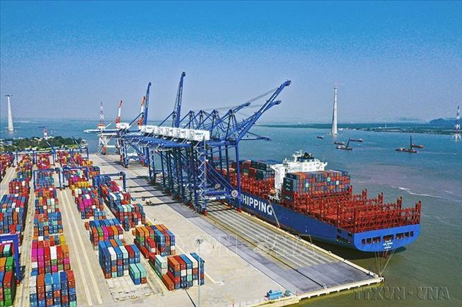Việt Nam đã trở thành một bộ phận của nền kinh tế toàn cầu với tổng kim ngạch xuất khẩu, nhập khẩu đạt gần 480 tỷ USD, gấp gần 2 lần GDP. Trong ảnh: Cảng Quốc tế Lạch Huyện tại Hải Phòng là cảng biển nước sâu đầu tiên của khu vực kinh tế trọng điểm phía Bắc. Ảnh: TTXVN phát