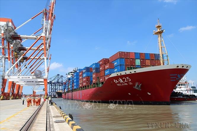Hoạt động thương mại quốc tế của Việt Nam phát triển mạnh giúp gia tăng kim ngạch xuất, nhập khẩu, mở rộng thị trường, đa dạng các loại hàng hóa tham gia xuất, nhập khẩu. Trong ảnh: Tàu chở container hang nhập khẩu cập cảng Tân Cảng - Cái Mép Thị Vải (Bà Rịa - Vũng Tàu). Ảnh: Huỳnh Ngọc Sơn – TTXVN