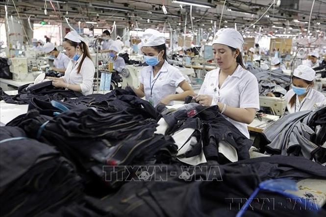 Cán cân thương mại được cải thiện rõ nét. Từ chỗ thường xuyên nhập siêu, Việt Nam đã chuyển sang cân bằng xuất, nhập khẩu, thậm chí là xuất siêu. Trong ảnh: Công ty Cổ phần May mặc Bình Dương, tỉnh Bình Dương chuyên may các sản phẩm áo sơ mi, quần jeans, quần âu, xuất khẩu sang thị trường Mỹ, châu Âu. Ảnh: Trần Việt – TTXVN