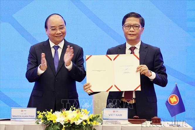 Việc đàm phán, ký kết và thực thi các hiệp định thương mại tự do (FTA), nhất là các FTA thế hệ mới, chủ trì các hội nghị đa phương lớn của Việt Nam trong thời gian qua vừa bảo đảm lợi ích quốc gia, vừa nâng cao đáng kể năng lực và vị thế quốc tế của Việt Nam. Trong ảnh: Thủ tướng Nguyễn Xuân Phúc chứng kiến Lễ ký Hiệp định Đối tác Kinh tế Toàn diện Khu vực (RCEP), ngày 15/11/2020, tại Hà Nội. Ảnh: Thống Nhất – TTXVN 