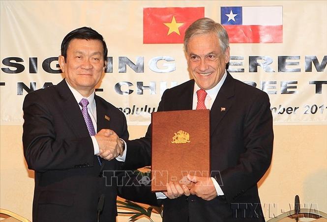 Đến nay, Việt Nam đã ký kết và đang đàm phám 17 hiệp định FTA song phương và đa phương, trong đó, có 15 hiệp định thương mại tự do đã ký kết, có hiệu lực và đang thực thi; 2 hiệp định thương mại tự do đang đàm phán. Trong ảnh: Chủ tịch nước Trương Tấn Sang và Tổng thống Chile Sebastian Pinera  Echenique tại lễ ký Hiệp định Thương mại tự do giữa Việt Nam và Chile, ngày 11/11/2011, tại Chile. Ảnh: Nguyễn Khang – TTXVN