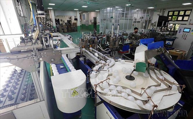 Trên mặt trận kinh tế, khi hầu hết trung tâm kinh tế của thế giới tăng trưởng âm, tăng trưởng GDP của Việt Nam năm 2020 đạt 2,9%, thuộc nhóm cao nhất thế giới. Nhiều lĩnh vực phục hồi mạnh mẽ sau dịch như nông nghiệp, công nghiệp, tài chính, ngân hàng...Trong ảnh: Công ty cổ phần Bóng đèn Phích nước Rạng Đông tiến hành chuyển đổi số, thực hiện 3 đột phá chiến lược, chuyển từ tập trung vào sản xuất sang định hướng thị trường, phụng sự khách hàng. Ảnh: Thanh Tùng – TTXVN