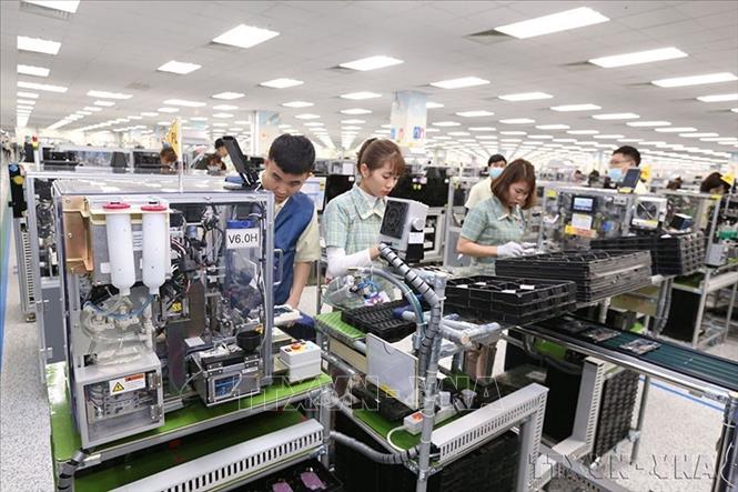 Kim ngạch xuất nhập khẩu hàng hóa đạt kỷ lục, vượt 540 tỷ USD. Việt Nam có 31 mặt hàng đạt kim ngạch xuất khẩu trên 1 tỷ USD. Đáng chú ý, Việt Nam đã xuất siêu kỷ lục gần 20 tỷ USD. Trong ảnh: Dây chuyền sản xuất điện thoại thông minh tại nhà máy của Công ty TNHH Samsung Electronics Việt Nam (Khu Công nghiệp Yên Bình, Thái Nguyên). Ảnh: Anh Tuấn – TTXVN