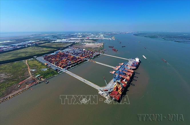 Để tiếp tục phát triển bền vững, Việt Nam cần những cải cách đột phá, đổi mới bộ máy hành chính nhà nước; tái cơ cấu các doanh nghiệp, các dịch vụ cơ sở hạ tầng theo hướng tập trung những dịch vụ có tiềm năng, lợi thế và phát triển logistics xanh. Trong ảnh: Thành phố Hải Phòng tập trung khai thác lợi thế sẵn có để sớm trở thành trung tâm dịch vụ hàng hải và vận tải biển lớn của cả nước, đáp ứng nhu cầu ngày càng tăng của hoạt động XNK. Ảnh: An Đăng - TTXVN