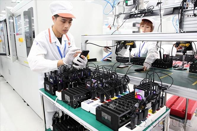 Nâng mức đầu tư cho khoa học công nghệ để Việt Nam sớm có những đột phá về khoa học công nghệ, tạo ra những mặt hàng, những sản phẩm kỹ thuật cao mang lại giá trị cao trong xuất khẩu. Trong ảnh: Sản xuất điện thoại thông minh giá rẻ tại Nhà máy sản xuất thiết bị điện tử thông minh của VinSmart (thuộc Tập đoàn Vingroup), Khu công nghệ cao Hòa Lạc (Hà Nội). Ảnh: Anh Tuấn – TTXVN