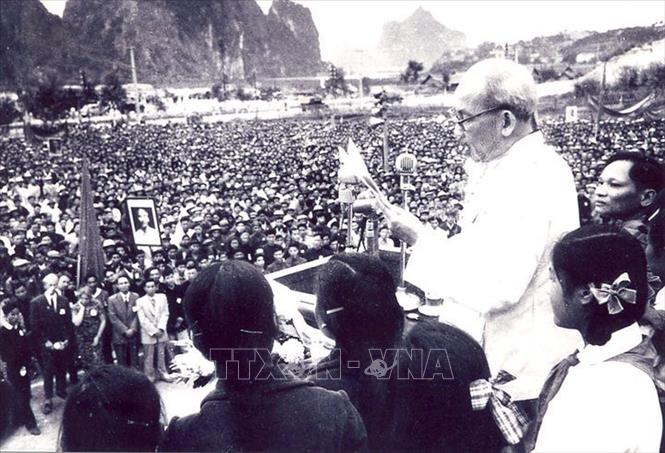 Bác Hồ nói chuyện với nhân dân thị xã Hòn Gai (nay là thành phố Hạ Long) trong lần thứ hai về thăm Quảng Ninh, ngày 4/10/1957. Tại đây, Bác nói: “Cán bộ Đảng, cán bộ chính quyền không phải làm quan cách mạng ăn trên ngồi trốc. Cán bộ Đảng cũng như cán bộ chính quyền, ngay cả Bác là cán bộ cao nhất đều là đầy tớ của nhân dân, phải hết sức phục vụ nhân dân, phải cần, kiệm, liêm, chính. Muốn thế phải gần gũi nhân dân, khuyến khích nhân dân, lãnh đạo nhân dân”. Ảnh: Tư liệu TTXVN