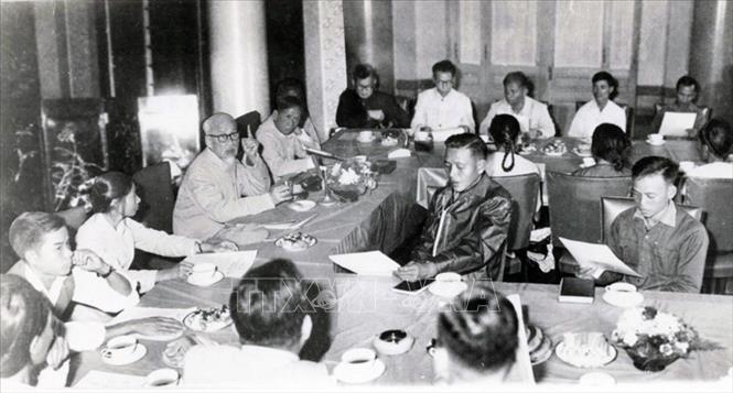Ngày 15/11/1968, Bác Hồ gặp mặt Đoàn đại biểu cán bộ, công nhân ngành Than và tỉnh Quảng Ninh tại Phủ Chủ tịch. Người ân cần căn dặn: “Ngành sản xuất than cũng như quân đội đánh giặc. Toàn thể công nhân, cán bộ phải có nhiệt tình cách mạng và tinh thần yêu nước rất cao, ý chí quyết đánh, quyết thắng rất vững, phải đoàn kết nhất trí, phải có đầy đủ ý thức làm chủ nước nhà, làm chủ xí nghiệp, vượt mọi khó khăn, nhằm vào một mục đích chung là sản xuất thật nhiều than cho Tổ quốc”. Ảnh: Tư liệu TTXVN
