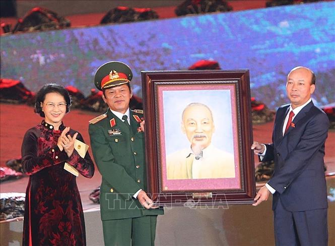 Chủ tịch Quốc hội Nguyễn Thị Kim Ngân tặng bức ảnh Chủ tịch Hồ Chí Minh cho ngành Than và Tổng Công ty than Đông Bắc tại Lễ kỷ niệm 80 Ngày truyền thống công nhân Vùng mỏ - Truyền thống ngành Than, tối 11/11/2016. Ảnh: Trọng Đức – TTXVN