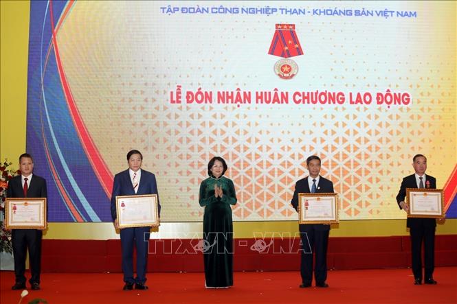 Phó Chủ tịch nước Đặng Thị Ngọc Thịnh trao Huân chương Lao động cho các cá nhân và tập thể tại Đại hội Thi đua yêu nước Tập đoàn công nghiệp Than - Khoáng sản Việt Nam lần thứ V, giai đoạn 2020 – 2025 . Ảnh: Phan Tuấn Anh - TTXVN