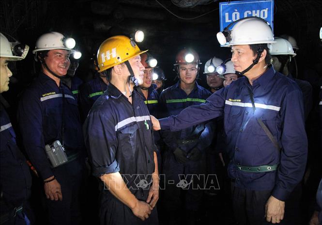 Bộ trưởng Bộ Lao động - Thương binh và Xã hội Đào Ngọc Dung và Chủ tịch Tổng Liên đoàn Lao động Việt Nam Nguyễn Đình Khang nói chuyện với công nhân mỏ than hầm lò (Công ty Cổ phần than Núi Béo) trong chuyến làm việc với Tập đoàn công nghiệp Than - Khoáng sản Việt Nam về tham gia ý kiến vào dự thảo Bộ luật Lao động (sửa đổi) từ thực tiễn của ngành than (2019). Ảnh: TTXVN phát