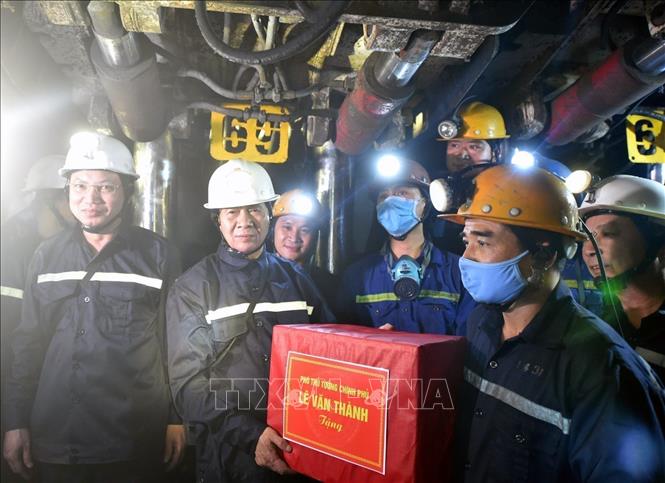 Phó Thủ tướng Chính phủ Lê Văn Thành thăm, tặng quà động viên cho công nhân than tại hầm lò của Công ty than Núi Béo. Ảnh: TTXVN phát
