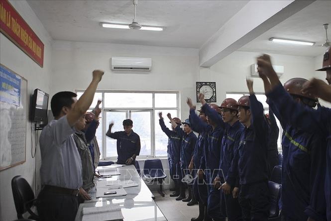 Công nhân khai thác than hầm lò hô khẩu hiệu đồng tâm đạt năng suất cao trước một ca làm việc tại Công ty Than Dương Huy (Quảng Ninh). Ảnh: Trọng Đạt – TTXVN