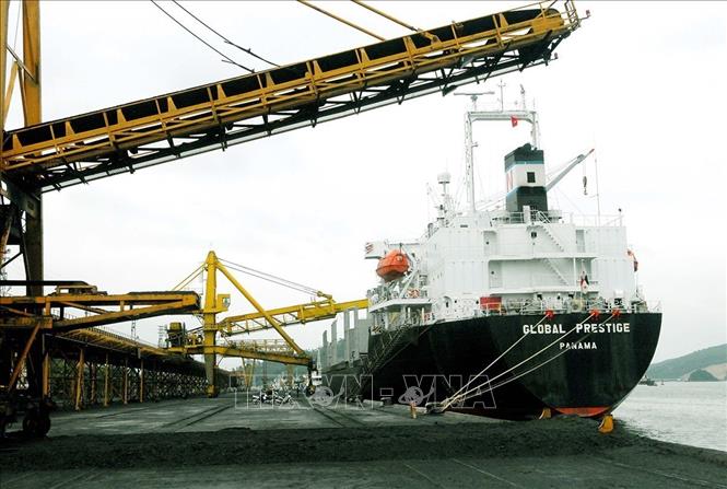 Bốc rót tiêu thụ than tại cảng Cẩm Phả (Công ty Tuyển than Cửa Ông). Ảnh: Nguyễn Đán - TTXVN
