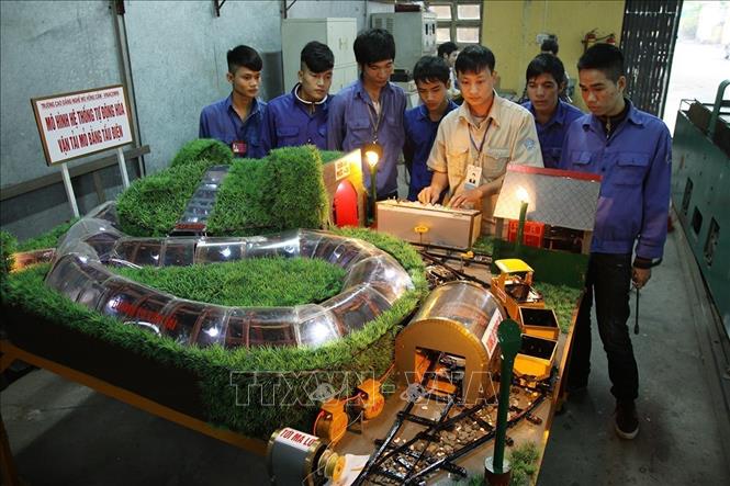 Trường Cao đẳng Nghề mỏ Hồng Cẩm (Tập đoàn công nghiệp Than – Khoáng sản) tại TP Hạ Long (Quảng Ninh) được thành lập từ năm 2006 với nhiệm vụ đào tạo và cung cấp công nhân khai thác mỏ cho cả tập đoàn. Ảnh: Trọng Đạt - TTXVN
