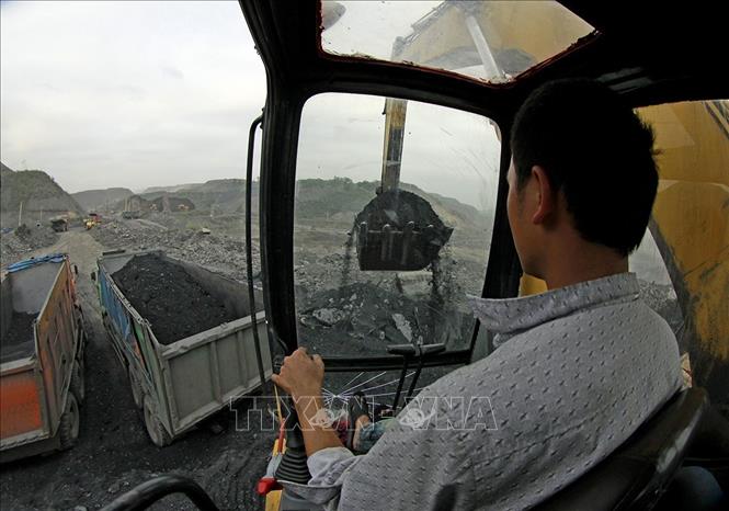 Bốc xúc, vận chuyển than thô tại khai trường mỏ than Tây Nam Đá Mài (Quảng Ninh). Ảnh: Trọng Đạt - TTXVN