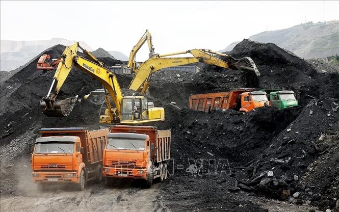 Bốc xúc, vận chuyển than thô tại khai trường mỏ than Tây Nam Đá Mài (Quảng Ninh). Ảnh: Trọng Đạt - TTXVN