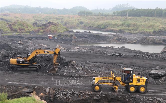 Dù gặp không ít khó khăn do ảnh hưởng của dịch bệnh COVID-19 Công ty than Núi Hồng (Tổng Công ty công nghiệp mỏ Việt Bắc – TKV) tại xã Yên Lãng (Đại Từ, Thái Nguyên) vẫn duy trì sản xuất ổn định, đảm bảo việc làm ổn định cho hơn 600 lao động. Ảnh: Hoàng Nguyên – TTXVN