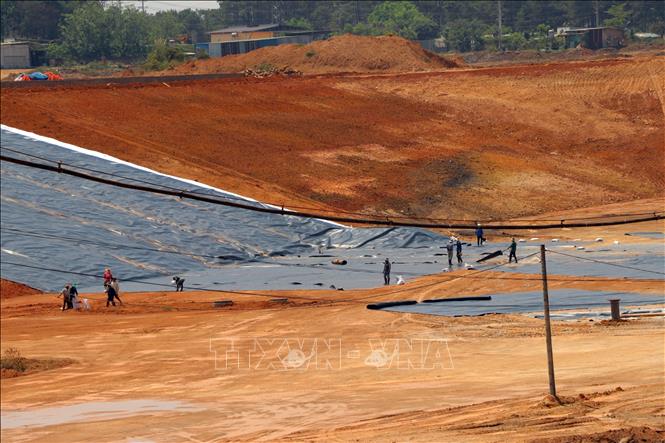 Rải bạt chống thấm tại hồ chứa bùn đỏ, bảo vệ môi trường để phát triển bền vững tại Nhà máy alumin Tân Rai Lâm Đồng (Tập đoàn Công nghiệp Than-Khoáng sản Việt Nam).  Ảnh: Chu Quốc Hùng - TTXVN