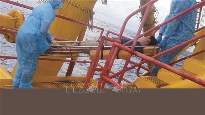 Chuyển ngư dân bị nạn lên Nhà giàn DK1/7 cấp cứu. Ảnh: TTXVN phát