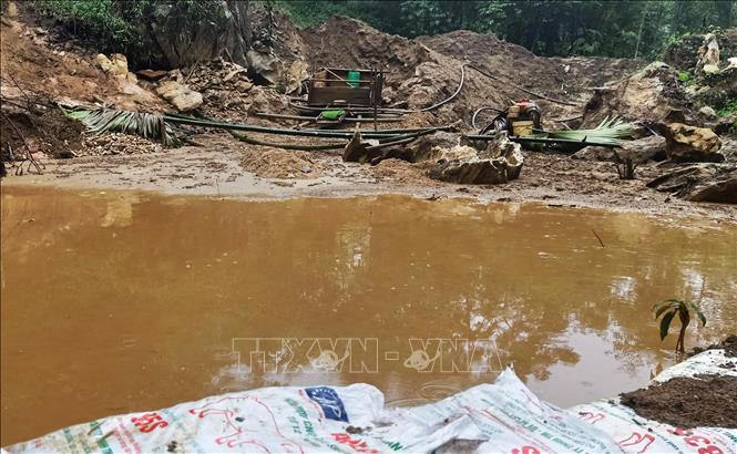 Trong ảnh: Không chỉ người dân địa phương mà còn có rất nhiều người từ các tỉnh thành khác mang theo các loại thiết bị máy móc về xã An Phú để khai thác khoáng sản trái phép. Ảnh: Tuấn Anh - TTXVN