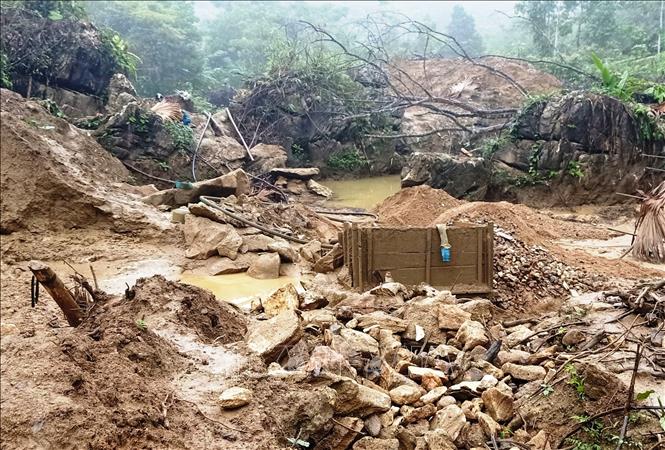 Trong ảnh: Dọc theo khe rừng khu vực thôn Khau Ca, môi trường thiên nhiên đang bị tàn phá dữ dội do những bãi đào vàng và đào đá quý trái phép nhan nhản, ảnh hưởng trực tiếp đến cuộc sống của người dân sinh sống tại đây. Ảnh: Tuấn Anh - TTXVN
