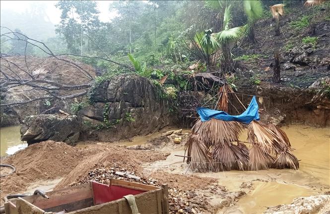 Trong ảnh: Việc khai thác khoáng sản quý hiếm đã diễn ra trong một thời gian dài nhưng lãnh đạo chính quyền địa phương nơi đây vẫn không hề hay biết. Ảnh: Tuấn Anh - TTXVN
 