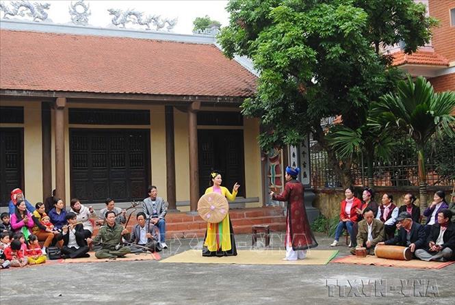Chèo sân đình là loại hình Chèo cổ của những phường chèo xưa, thường được biểu diễn ở các sân đình, sân chùa, sân nhà các gia đình quyền quý. Trong ảnh: Làng chèo Khuốc (xã Phong Châu, huyện Đông Hưng, tỉnh Thái Bình) là một trong những cái nôi của nghệ thuật hát Chèo dân gian đã được UNESCO công nhận. Năm 2005, Câu lạc bộ UNESCO bảo tồn nghệ thuật sân khấu Chèo Đông Hà được thành lập và tạo dựng được thương hiệu riêng, nức tiếng gần xa với những làn điệu Chèo cổ độc đáo. Ảnh: Xuân Tiến - TTXVN