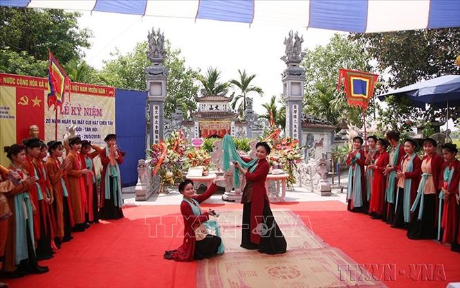 Số làn điệu Chèo theo ước tính có khoảng trên 200 làn điệu, chủ yếu được hình thành và bắt nguồn từ các làn điệu dân ca, ca dao, thơ giàu chất văn học đằm thắm trữ tình...Mỗi làn điệu Chèo đều có những chức năng biểu cảm, diễn đạt trạng thái của nhân vật trong hoàn cảnh cụ thể của vở diễn. Trong ảnh: Hát Chèo tàu là loại hình diễn xướng độc đáo của người dân xã Tân Hội, huyện Đan Phượng, Hà Nội. Ảnh: Đinh Thuận - TTXVN