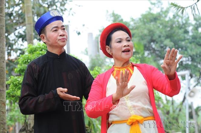 Làng Khuốc (xã Phong Châu, huyện Đông Hưng) là chiếng Chèo nổi tiếng của Thái Bình. Trong số 155 nghệ sĩ Chèo là người Thái Bình trong các đoàn chèo cả nước thì riêng làng Khuốc có 50 người. Trong ảnh: Nghệ sĩ Cao Thị Bấc (bên phải) trong buổi sinh hoạt của CLB Chèo truyền thống xã Phong Châu, nơi được coi là nơi khởi nguồn của Chèo. Ảnh: Minh Đức – TTXVN
