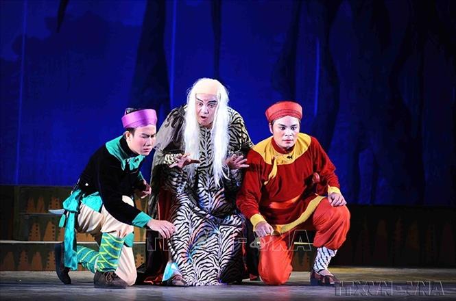 Ngày nay, Chèo cũng như các bộ môn nghệ thuật truyền thống khác như Cẩm, Chầu văn, Ca trù, Tuồng, hay Cải lương đang gặp phải rất nhiều khó khăn khi phải chuyển mình để có thể tồn tại và phát triển. Trong ảnh: Các nghệ sĩ đoàn Chèo Hải Phòng biểu diễn tác phẩm “Ông Vua hóa hổ”. Ảnh: Minh Đức - TTXVN