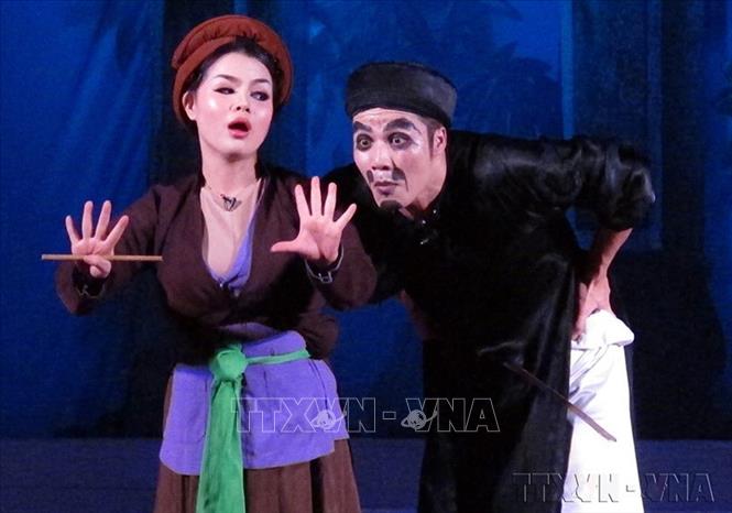 Chèo là hình thức kể chuyện bằng sân khấu, lấy sân khấu và diễn viên làm phương tiện giao lưu với công chúng, và có thể được biểu diễn ngẫu hứng. Trong ảnh: Diễn viên Trần Trung Sỹ (Nhà hát Chèo Ninh Bình) với vai diễn Xã trưởng trong vở “Quan Âm Thị Kính” tại Cuộc thi Tài năng trẻ diễn viên sân khấu Chèo chuyên nghiệp toàn quốc năm 2014. Ảnh: Văn Đạt - TTXVN