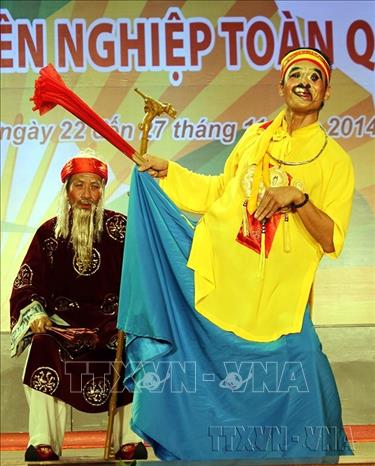 Diễn viên Tô Quang Trung (Nhà hát chèo Thái Bình) với vai diễn Cu Sứt trong vở “Súy Vân”, tại Cuộc thi Tài năng trẻ diễn viên sân khấu Chèo chuyên nghiệp toàn quốc năm 2014. Ảnh: Văn Đạt – TTXVN
