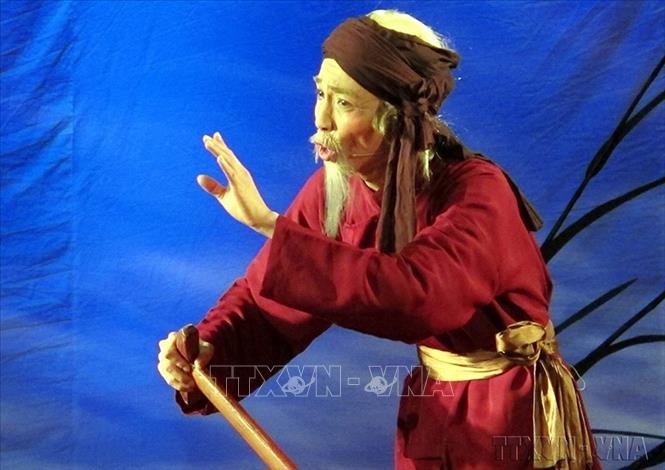Trong Chèo, cái thiện luôn thắng cái ác. Các tích trò chủ yếu lấy từ truyện cổ tích, truyện Nôm; ca vũ nhạc từ dân ca dân vũ; lời thơ chủ yếu là thơ dân gian. Trong ảnh: Diễn viên Nguyễn Hoài Thanh (Nhà hát Chèo Hà Nam) với vai diễn Ông Chài trong vở “Nhị Độ Mai”. Ảnh: Văn Đạt - TTXVN