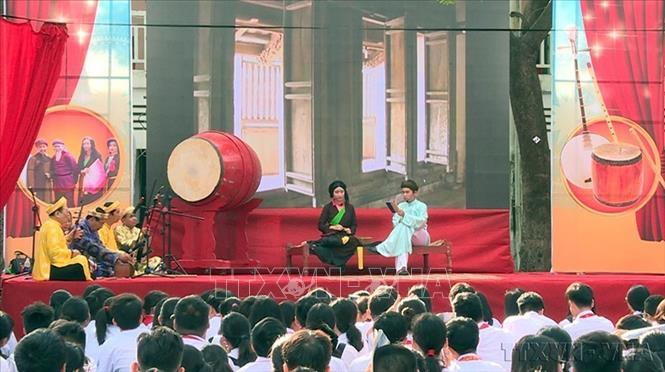 Chèo cần có sự thích nghi nhất định với thời cuộc để tránh bị rơi vào hoàn cảnh như một di sản phi vật thể chỉ để bảo tồn, tránh làm mất đi một trong những hình thức nghệ thuật kể chuyện bằng sân khấu tiêu biểu nhất của dân tộc. Trong ảnh: Hoạt động sân khấu hóa bằng nghệ thuật Chèo để tìm hiểu tác phẩm Quan Âm Thị Kính của học sinh Trường Trung học Cơ sở Lê Quý Đôn, TP Hồ Chí Minh. Ảnh: TTXVN phát