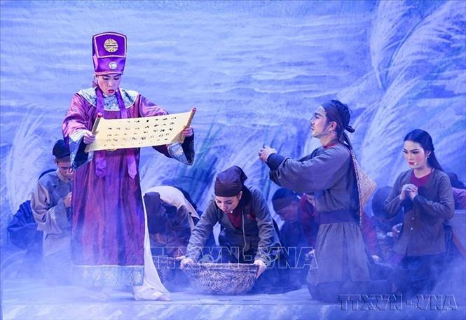 Chèo là một trong những loại hình đặc sắc của sân khấu truyền thống Việt Nam, cần được tôn vinh không chỉ như hiện vật tĩnh mà còn cần được bảo tồn, phát triển song song với sự phát triển của xã hội. Trong ảnh: Một cảnh trong vở chèo dã sử 