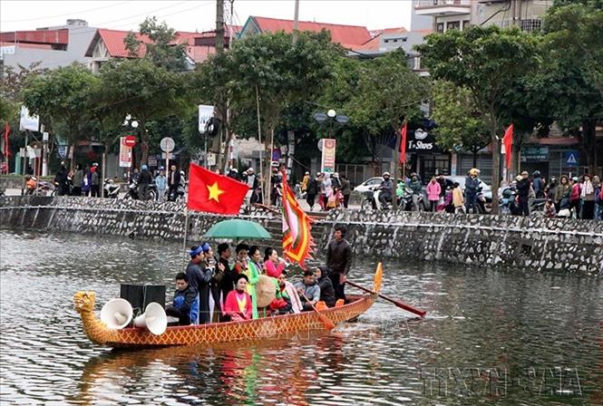 Chèo là một loại hình sân khấu kịch hát, gắn với các lễ hội dân gian, các hoạt động giao lưu văn nghệ ở vùng Đồng bằng sông Hồng. Trong ảnh: Biểu diễn hát Chèo trên thuyền rồng dọc theo sông Bạch Đằng tại thành phố Hải Dương, trong Lễ hội Văn hóa Du lịch xứ Đông chào đón năm mới 2019. Ảnh: Mạnh Tú - TTXVN