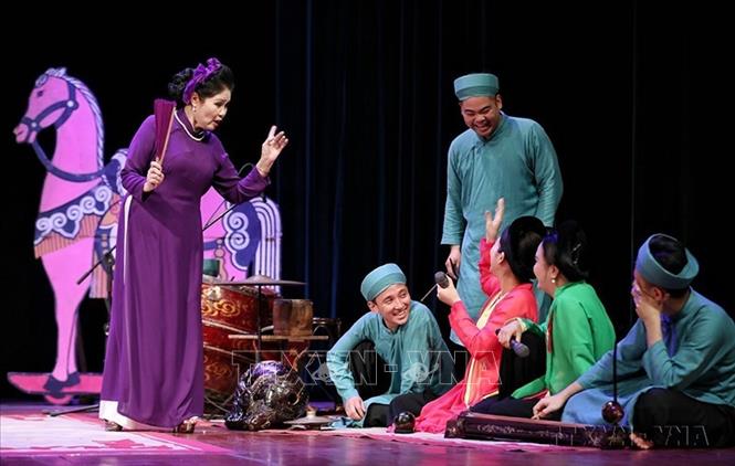 Thế hệ nghệ sỹ sau nối tiếp thế hệ trước, giữ nghề bằng cách truyền nghề trực tiếp, bắt tay chỉ ngón, dạy từng cách diễn, cách hát. Trong ảnh: Một buổi tập của diễn viên Nhà hát Chèo Việt Nam. Ảnh: Thành Đạt - TTXVN