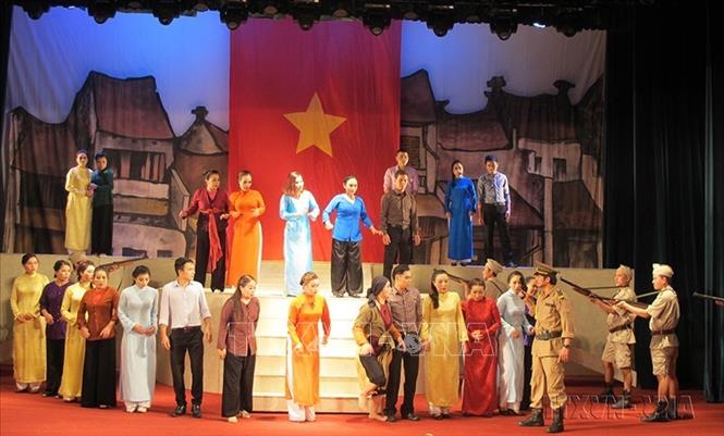 Nhằm kéo khán giả đến với nghệ thuật Chèo, thời gian qua, các nghệ sĩ đã cố gắng đưa đề tài đương đại vào Chèo. Nghệ thuật Chèo với đề tài hiện đại luôn là mối quan tâm không chỉ của riêng “làng Chèo” - mà còn của cả giới sân khấu và các cơ quan quản lý Nhà nước. Trong ảnh: Vở diễn 