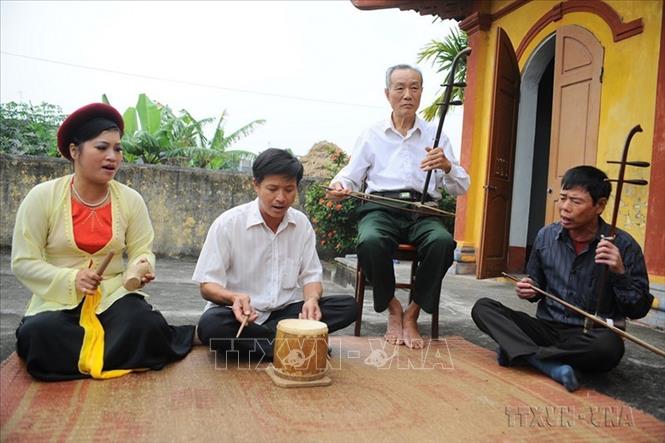 Nhạc cụ chính được sử dụng trong Chèo truyền thống là đàn nhị, đồng thời dùng thêm trống con và mõ. Ảnh: Minh Đức – TTXVN