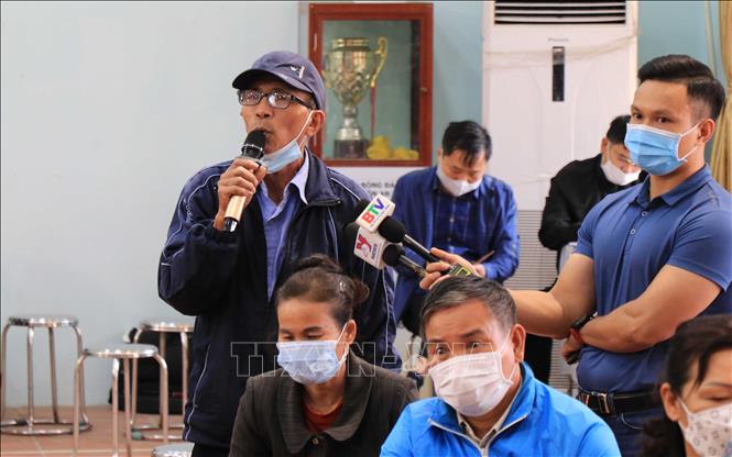 Trong ảnh: Người dân thôn An Động, xã Lạc Vệ, huyện Tiên Du kiến nghị tới các cơ quan chức năng. Ảnh: Thanh Thương - TTXVN