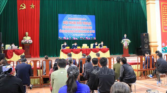 Trong ảnh: Buổi đối thoại giữa lãnh đạo UBND huyện Tiên Du và người dân thôn An Động, xã Lạc Vệ, huyện Tiên Du. Ảnh: Thanh Thương- TTXVN