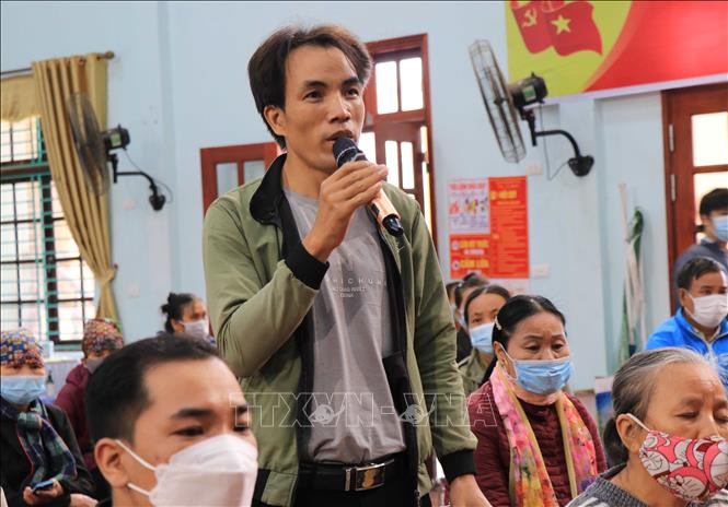 Trong ảnh: Người dân thôn An Động, xã Lạc Vệ, huyện Tiên Du kiến nghị tới các cơ quan chức năng. Ảnh: Thanh Thương- TTXVN