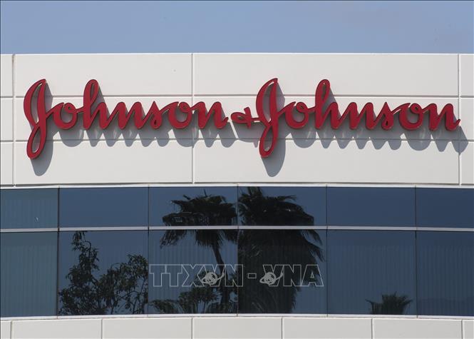 Trong ảnh: Công ty Johnson & Johnson tại Irvine, bang California, Mỹ. Ảnh: AFP/TTXVN